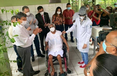 Governador acompanha vacinação de idosos contra a Covid-19 em abrigo de Teresina